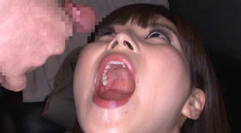 彩城ゆりなの口の中に大量射精