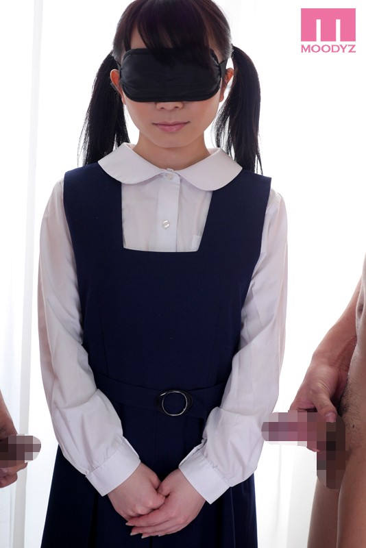 目隠しされるジャンパースカート制服の美少女